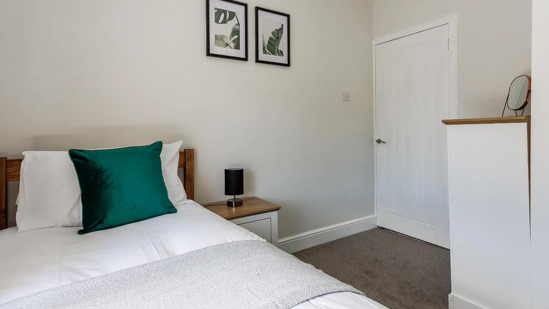 3 Bedroom Spacious Home 10 Mins Walk From Hospital Middlesbrough 0*,